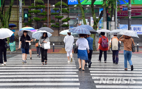 【광주=뉴시스】류형근 기자 = 광주와 전남지역에 장맛비가 내리고 있는 가운데 27일 오전 광주 남구 봉선동에서 시민들이 우산을 쓴채 바쁜 발걸음을 옮기고 있다. 2018.06.27.&nbsp; hgryu77@newsis.com