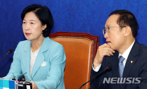 【서울=뉴시스】이종철 기자 = 27일 오전 서울 여의도 국회에서 열린 더불어민주당 최고위원회의에서 추미애 대표가 모두발언을 하는동안 홍영표 원내대표가 심각한 표정을 하고 있다. 2018.06.27. jc4321@newsis.com