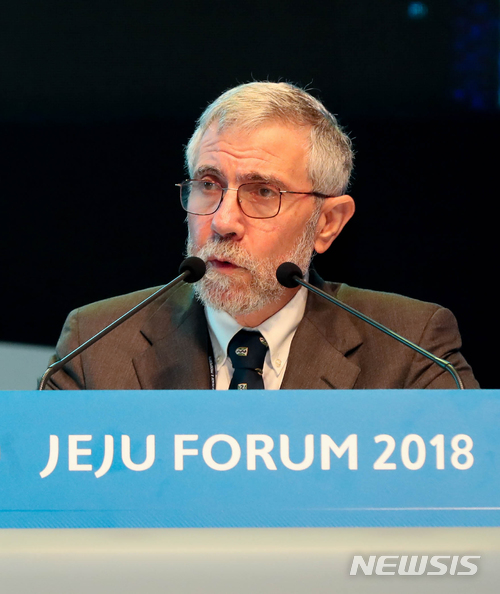 【서귀포=뉴시스】우장호 기자 = 2008년 노벨경제학상 수상자인 폴 크루그먼 미국 뉴욕시립대 교수가 27일 오전 제주국제컨벤션센터에서 열린 제13회 평화와 번영을 위한 제주포럼에 참석해 '글로벌 무역 전쟁과 동북아 안보 환경'을 주제로 특별 강연을 하고 있다. 2018.06.27.&nbsp; woo1223@newsis.com 