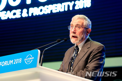 【서귀포=뉴시스】우장호 기자 = 2008년 노벨경제학상 수상자인 폴 크루그먼 미국 뉴욕시립대 교수가 27일 오전 제주국제컨벤션센터에서 열린 제13회 평화와 번영을 위한 제주포럼에 참석해 '글로벌 무역 전쟁과 동북아 안보 환경'을 주제로 특별 강연을 하고 있다. 2018.06.27.&nbsp; woo1223@newsis.com