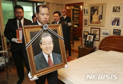 [서울=뉴시스] 김진아 기자 = 1980년 비상계엄 당시 전두환 신군부로부터 불법 구금돼 재산을 강제로 헌납당한 고(故) 김종필 전 국무총리의 자녀에게 국가가 배상해야 한다는 판결이 나왔다. 사진은 김 전 총리 영정 사진. 2026.06.28. photo@newsis.com