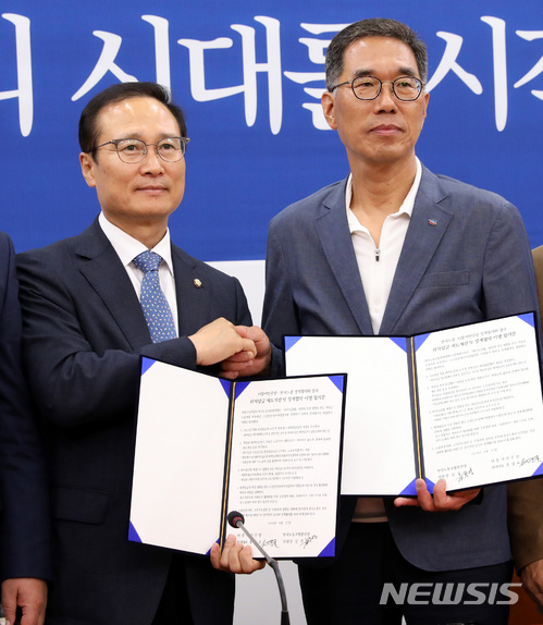 【서울=뉴시스】박영태 기자 = 홍영표 더불어민주당 원내대표와 김주영 한국노총 위원장이 27일 오후 서울 영등포구 여의도 국회 더불어민주당 원내대표회의실에서 더불어민주당-한국노총 정책협의회 결과 최저임금 제도개선 및 정책협약 이행 합의문을 들고 기념촬영을 하고 있다. 2018.06.27.since1999@newsis.com