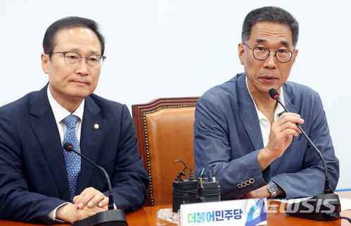 【서울=뉴시스】박영태 기자 = 김주영 한국노총 위원장이 27일 오후 서울 영등포구 여의도 국회 더불어민주당 원내대표회의실에서 더불어민주당-한국노총 정책협의회 결과 최저임금 제도개선 및 정책협약 이행 합의문을 교환하기 전 발언을 하고 있다. 왼쪽은 홍영표 원내대표. 2018.06.27.since1999@newsis.com