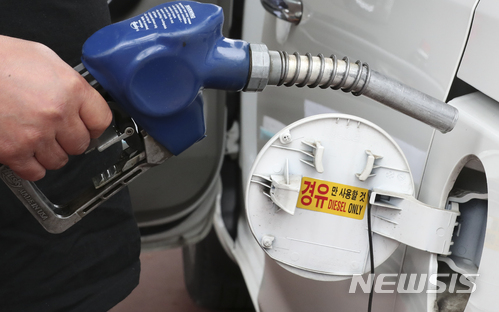 【서울=뉴시스】최진석 기자 = 미국이 이란의 원유 수출 제한 조치에 시동을 걸면서 WTI 선물 가격이 지난달 24일 이후 한 달 만에 70 달러를 돌파했다.&nbsp; 26일(현지시간) 마켓워치에 따르며 이날 뉴욕상업거래소(NYMEX)에서 8월 인도분 서부 텍사스산 원유(WTI)는 전 거래일보다 3.6%(2.45달러) 상승한 배럴당 70.53달러에 거래를 마쳤다. 사진은 서울 한 주유소의 모습. 2018.06.27. myjs@newsis.com