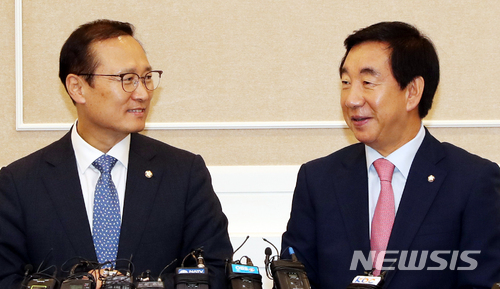 【서울=뉴시스】이종철 기자 = 홍영표 더불어민주당 원내대표와 김성태 자유한국당 원내대표. 2018.06.27. jc4321@newsis.com
