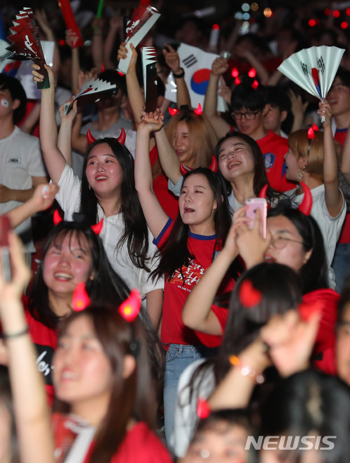 【서울=뉴시스】배훈식 기자 = 2018 러시아 월드컵 대한민국과 독일의 경기가 열린 27일 오후 서울 종로구 광화문광장에서 길거리 응원에 나선 시민들이 경기 시작 전 공연을 즐기고 있다. 2018.06.27. dahora83@newsis.com