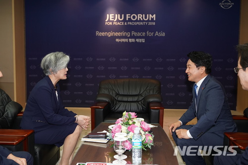 【제주=뉴시스】강정만 기자 =&nbsp; 원희룡 제주지사와 강경화 외교부 장관이 27일 오후 제주포럼이 진행되는 제주컨벤션센터 조직위원장 접견실에서 환담하고 있다. 2018.06.28 (사진= 제주도청 제공) photo@newsis.com 