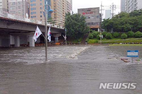 【부산=뉴시스】 하경민 기자 = 호우경보가 내려진 28일 오전 부산 동래구 온천천이 범람하고 있다. 2018.06.28. (사진=부산경찰청 제공) yulnetphoto@newsis.com