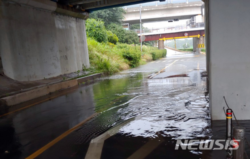 【부산=뉴시스】 하경민 기자 = 호우경보가 내려진 28일 오전 부산 동래구 온천천변 연안교와 세병교에서 경찰이 하부도로의 차량 통행을 통제한 가운데 도로가 빗물로 침수돼 있다. 2018.06.28. (사진=부산경찰청 제공) yulnetphoto@newsis.com