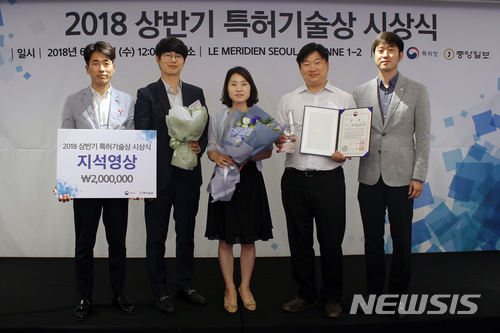 【서울=뉴시스】 = 왼쪽부터 셀트리온 연구소 이민섭 과장, 임주혁 과장, 셀트리온 화학연구소 송현남 부장, 셀트리온 연구소 문원강 과장, 이승기 차장.