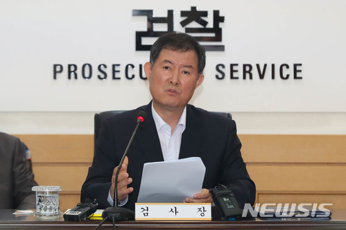 【제주=뉴시스】우장호 기자 = 송삼현 제주지검장이 28일 오전 제주지검 2층 중회의실에서 열린 출입기자단과의 간담회에서 발언하고 있다. 2018.06.28. woo1223@newsis.com