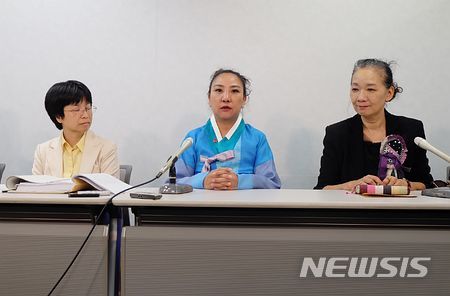 재일 조선인 작가 리신혜(가운데)씨가 1심 판결 후 기자회견을 하는 모습. <출처: 지지통신 홈페이지 사진 캡쳐>
