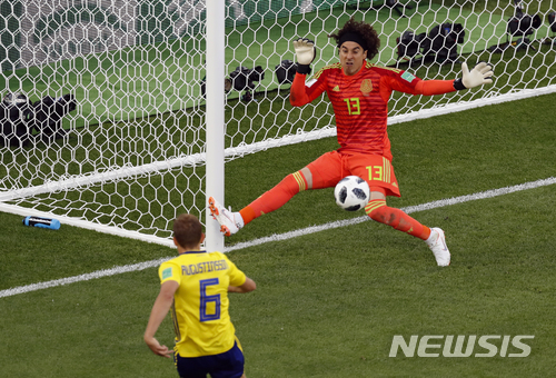 Sweden&#039;s Ludwig Augustinsson, left, scores his side&#039;s opening goal during the group F match between Mexico and Sweden, at the 2018 soccer World Cup in the Yekaterinburg Arena in Yekaterinburg , Russia, Wednesday, June 27, 2018. (AP Photo/Efrem Lukatsky)