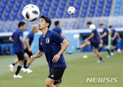 【볼고그라드=AP/뉴시스】 28일(한국시간) 러시아 볼고그라드 아레나에서 팀 훈련을 하고 있는 일본 축구 대표팀의 가가와 신지. 