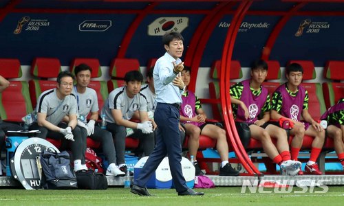 【카잔(러시아)=뉴시스】고범준 기자 = 27일(현지시간) 오후 러시아 카잔 아레나에서 열린 2018 러시아월드컵 조별리그 F조 3차전 대한민국-독일의 경기, 한국 신태용 감독이 선수들에게 작전 지시를 하고 있다. 2018.06.28. bjko@newsis.com