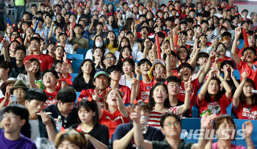 【대구=뉴시스】우종록 기자 = 27일 오후 대구시 수성구 연호동 삼성라이온즈파크에서 열린 단체응원전에서 시민들이 2018 러시아월드컵 대한민국과 독일의 경기를 지켜보며 열띤 응원을 하고 있다. 2018.06.27. wjr@newsis.com