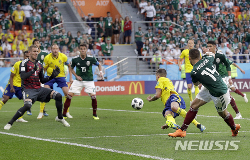 Mexico&#039;s Javier Hernandez, right, fails to score during the group F match between Mexico and Sweden, at the 2018 soccer World Cup in the Yekaterinburg Arena in Yekaterinburg , Russia, Wednesday, June 27, 2018. (AP Photo/Gregorio Borgia)