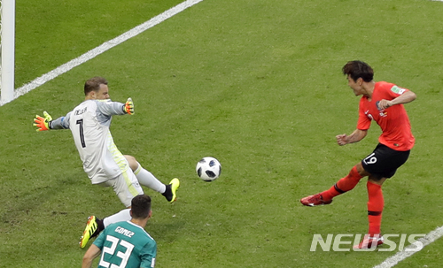 South Korea's Kim Young-gwon, top right, scores the opening goal during the group F match between South Korea and Germany, at the 2018 soccer World Cup in the Kazan Arena in Kazan, Russia, Wednesday, June 27, 2018. (AP Photo/Sergei Grits) 