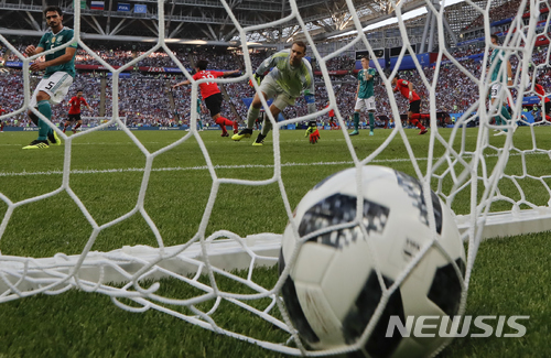 김영권 Germany goalkeeper Manuel Neuer reacts after South Korea's Kim Young-gwon, 3rd from left, scored his side's opening goal during the group F match between South Korea and Germany, at the 2018 soccer World Cup in the Kazan Arena in Kazan, Russia, Wednesday, June 27, 2018. (AP Photo/Frank Augstein) 
