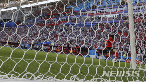 손흥민 South Korea's Son Heung-min scores his side' second goal during the group F match between South Korea and Germany, at the 2018 soccer World Cup in the Kazan Arena in Kazan, Russia, Wednesday, June 27, 2018. (AP Photo/Frank Augstein) 