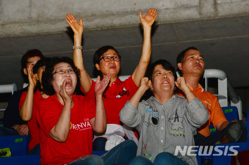 【광주=뉴시스】변재훈 기자 = 2018 러시아월드컵 F조 조별리그 3차전 대한민국과 독일의 경기가 열린 28일 오전 광주 서구 광주월드컵경기장에 모인 시민들이 경기 후반 잇단 득점 기회에 환호하고 있다. 2018.06.28. wisdom21@newsis.com