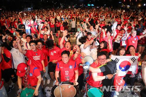 【서울=뉴시스】배훈식 기자 = 2018 러시아 월드컵 대한민국과 독일의 경기가 열린 28일 오전 서울 종로구 광화문 광장에서 거리 응원에 나선 시민들이 2대 0 승리가 확정되자 환호하고 있다. 2018.06.28. dahora83@newsis.com