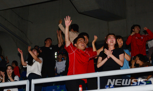 【광주=뉴시스】변재훈 기자 = 2018 러시아월드컵 F조 조별리그 3차전 대한민국과 독일의 경기가 열린 28일 오전 광주 서구 광주월드컵경기장에 모인 시민들이 경기 후반 47분 김영권의 선제골에 기뻐하고 있다. 2018.06.28. wisdom21@newsis.com