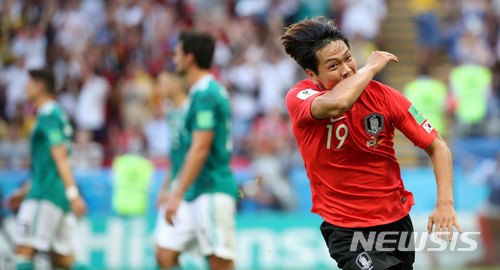 【카잔(러시아)=뉴시스】고범준 기자 = 27일(현지시간) 오후 러시아 카잔 아레나에서 열린 2018 러시아월드컵 조별리그 F조 3차전 대한민국-독일의 경기, 한국 김영권(19번)이 골을 넣고 세리머니를 하고 있다. 이 골은 심판의 비디오 판독 결과 골로 인정됐다. 2018.06.28. bjko@newsis.com