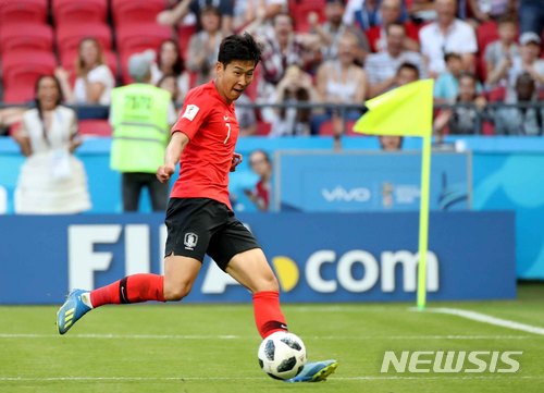 【카잔(러시아)=뉴시스】고범준 기자 = 27일(현지시간) 오후 러시아 카잔 아레나에서 열린 2018 러시아월드컵 조별리그 F조 3차전 대한민국-독일의 경기, 한국 손흥민이 후반 두번째 골을 넣고 있다. 2018.06.28. bjko@newsis.com