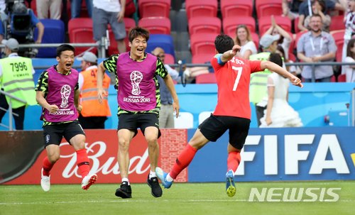 【카잔(러시아)=뉴시스】고범준 기자 = 27일(현지시간) 오후 러시아 카잔 아레나에서 열린 2018 러시아월드컵 조별리그 F조 3차전 대한민국-독일의 경기, 한국 손흥민이 후반 두번째 골을 넣고 기성용과 기뻐하고 있다. 2018.06.28. bjko@newsis.com