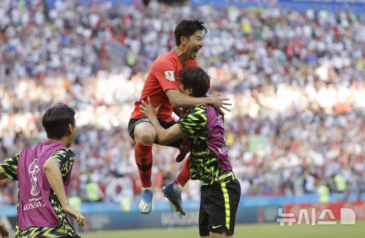 [카잔=AP/뉴시스] 2018 국제축구연맹(FIFA) 러시아 월드컵 조별리그 F조 최종 3차전에서 독일을 상대로 쐐기골을 기록한 손흥민. 2018.06.27.