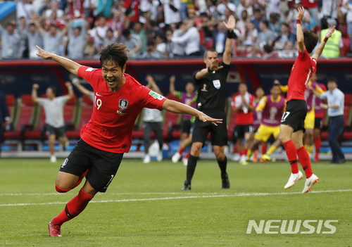 South Korea&#039;s Kim Young-gwon celebrates scoring his sides first goal during the group F match between South Korea and Germany, at the 2018 soccer World Cup in the Kazan Arena in Kazan, Russia, Wednesday, June 27, 2018. (AP Photo/Frank Augstein)