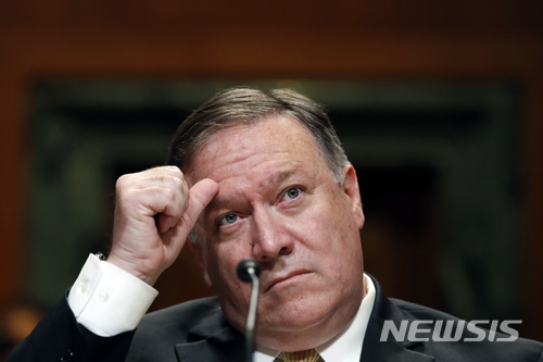 【워싱턴=AP/뉴시스】마이크 폼페이오 미 국무장관이 27일 워싱턴 국회의사당에서 열린 상원 세출위원회 소위원회의 2019년 예산에 대한 청문회에 출석해 질문을 듣고 있다. 폼페이오 장관은 이날 북한이 완전하고 검증가능하며 되돌릴 수없는 비핵화(CVID)를 약속하지 않으면 회담장에서 나올 것이라고 말했다. 2018.6.28