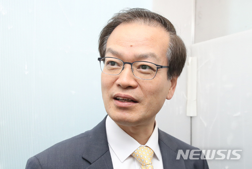 【서울=뉴시스】김선웅 기자 = '드루킹 댓글 조작사건'을 수사하는 허익범 특별검사가 28일 오전 서울 서초구 강남역 인근에 위치한 특검사무실로 출근하며 취재진 질문에 답하고 있다. 2018.06.28. mangusta@newsis.com