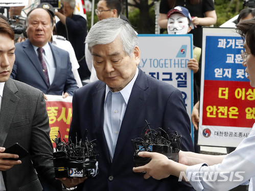 【서울=뉴시스】최동준 기자 = 탈세 및 횡령 혐의를 받고 있는 조양호 한진그룹 회장이 28일 오전 서울 양천구 서울 남부지방검찰청으로 출석 중 취재진 질문에 답변하고 있다. 2018.06.28. photocdj@newsis.com