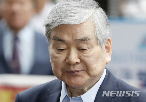 【서울=뉴시스】최동준 기자 = 탈세 및 횡령 혐의를 받고 있는 조양호 한진그룹 회장이 28일 오전 서울 양천구 서울 남부지방검찰청으로 출석 중 취재진 질문을 듣고 있다. 2018.06.28. photocdj@newsis.com