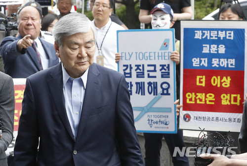 【서울=뉴시스】최동준 기자 = 조양호 한진그룹 회장이 지난달 28일 오전 서울 양천구 서울 남부지방검찰청으로 출석하고 있다. 2018.06.28. photocdj@newsis.com