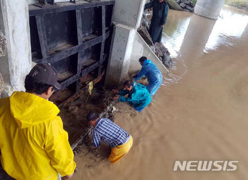 【해남=뉴시스】박상수 기자 = 밤사이 집중 호우로 176.5㎜의 많은 비가 내린 28일 전남 해남군 문내면 일대가 침수돼 보수작업이 진행되고 있다. 문내면 일대에서는 이번 비로 주택 13채, 차량 6대가 침수되는 피해가 발생했다. 2018.06.28. (사진=해남군 제공) photo@newsis.com