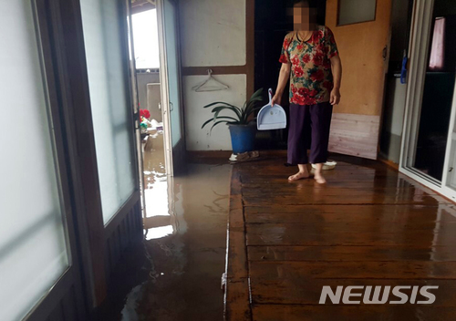 【해남=뉴시스】박상수 기자 = 밤사이 집중 호우로 176.5㎜의 많은 비가 내린 28일 전남 해남군 문내면 일대 주택이 침수돼 있다. 2018.06.28. (사진=해남군 제공) photo@newsis.com