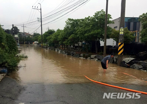 【해남=뉴시스】박상수 기자 = 밤사이 집중 호우로 176.5㎜의 많은 비가 내린 28일 전남 해남군 문내면 일대 도로가 침수돼 배수작업이 진행되고 있다. 2018.06.28. (사진=해남군 제공) photo@newsis.com