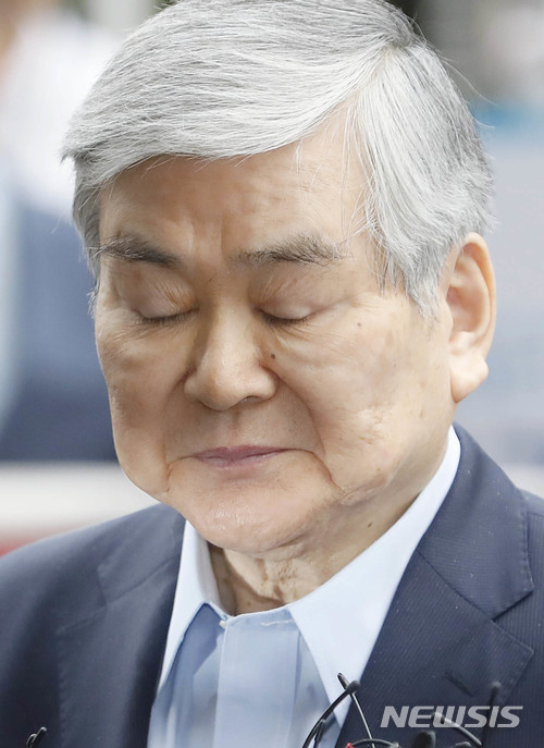 【서울=뉴시스】최동준 기자 = 탈세 및 횡령 혐의를 받고 있는 조양호 한진그룹 회장이 28일 오전 서울 양천구 서울 남부지방검찰청으로 출석 중 취재진 질문을 듣고 있다. 2018.06.28. photocdj@newsis.com