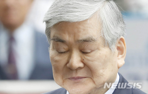 【서울=뉴시스】최동준 기자 = 탈세 및 횡령 혐의를 받고 있는 조양호 한진그룹 회장이 지난달 28일 오전 서울 양천구 서울 남부지방검찰청으로 출석 중 취재진 질문을 듣고 있다. 2018.06.28. photocdj@newsis.com