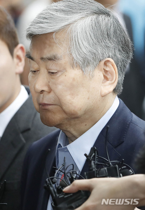 【서울=뉴시스】최동준 기자 = 탈세 및 횡령 혐의를 받고 있는 조양호 한진그룹 회장이 지난달 28일 오전 서울 양천구 서울 남부지방검찰청으로 출석 하고 있다. 2018.06.28. photocdj@newsis.com