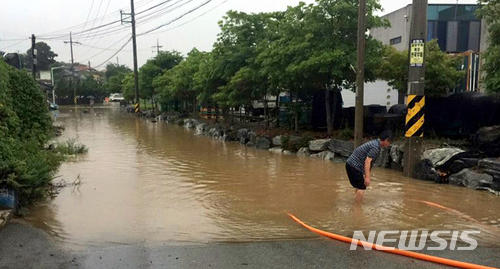 【해남=뉴시스】박상수 기자 = 밤사이 집중 호우로 176.5㎜의 많은 비가 내린 28일 전남 해남군 문내면 일대 도로가 침수돼 배수작업이 진행되고 있다. 문내면 일대에서는 이번 비로 주택 13채, 차량 6대가 침수되는 피해가 발생했다. 2018.06.28. (사진=해남군 제공) photo@newsis.com