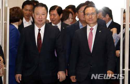 【서울=뉴시스】이영환 기자 = 홍영표(오른쪽) 원내대표와 박용만 대한상의 회장이 28일 오전 서울 중구 대한상공회의소 챔버라운지에서 열린 더불어민주당-대한상공회의소 '새로운 사회적 대화를 위한 정책간담회에 참석하고 있다. 2018.06.28.&nbsp; 20hwan@newsis.com