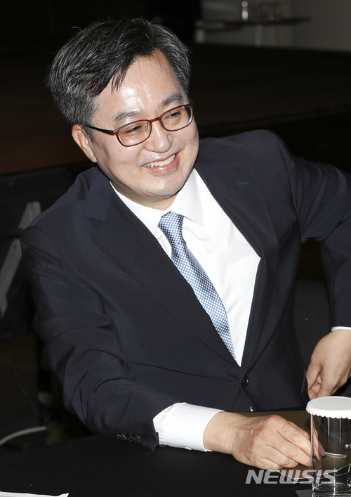 【서울=뉴시스】최진석 기자 = 김동연 경제부총리 겸 기획재정부 장관이 28일 서울 중구 신라호텔에서 '경제 패러다임 대전환 : 사람중심경제'란 주제로 열린 2018 국민경제 국제컨퍼런스에 참석해 미소짓고 있다. 2018.06.28. myjs@newsis.com