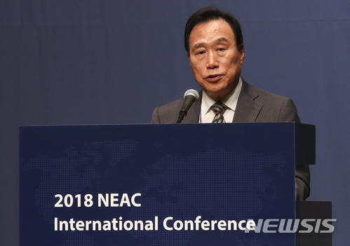 【서울=뉴시스】최진석 기자 = 김광두 국민경제자문회의 부의장이 28일 서울 중구 신라호텔에서 '경제 패러다임 대전환 : 사람중심경제'란 주제로 열린 2018 국민경제 국제컨퍼런스에 참석해 개회사를 하고 있다. 2018.06.28. myjs@newsis.com