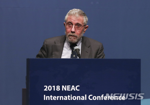 【서울=뉴시스】최진석 기자 = 폴 크루그먼 뉴욕시립대 석좌교수(2008년 노벨경제학상 수상자)가 28일 서울 중구 신라호텔에서 '경제 패러다임 대전환 : 사람중심경제'란 주제로 열린 2018 국민경제 국제컨퍼런스에서 기조연설을 하고 있다. 2018.06.28. myjs@newsis.com