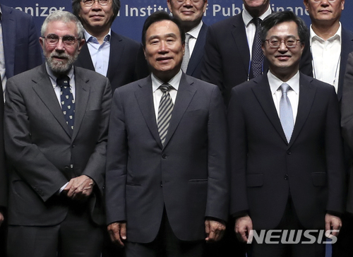 【서울=뉴시스】최진석 기자 = 김동연(오른쪽) 경제부총리 겸 기획재정부 장관이 28일 서울 중구 신라호텔에서 '경제 패러다임 대전환 : 사람중심경제'란 주제로 열린 2018 국민경제 국제컨퍼런스에서 폴 크루그먼(앞줄 왼쪽 세 번째) 뉴욕시립대 석좌교수(2008년 노벨경제학상 수상자), 김광두(가운데) 국민경제자문회의 부의장과 기념촬영을 하고 있다. 2018.06.28. myjs@newsis.com