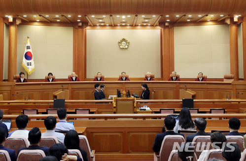 【서울=뉴시스】임태훈 기자 = 이진성 헌법재판소장을 비롯한 헌법재판관들이 28일 오후 서울 종로구 재동 헌법재판소 대심판정에서 열린 6월 심판사건 선고를 위해 자리에 앉아 있다. 2018.06.28. taehoonlim@newsis.com